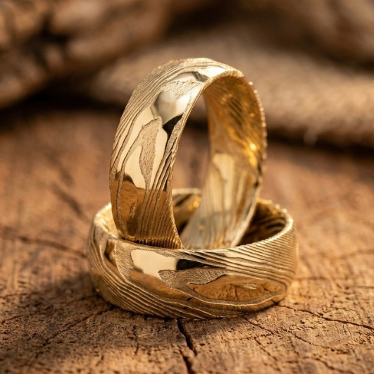 Gold Damascus Steel Ring – Unique Pattern Wedding Band for Men & Women, Handmade Luxury Ring, Anniversary Gift